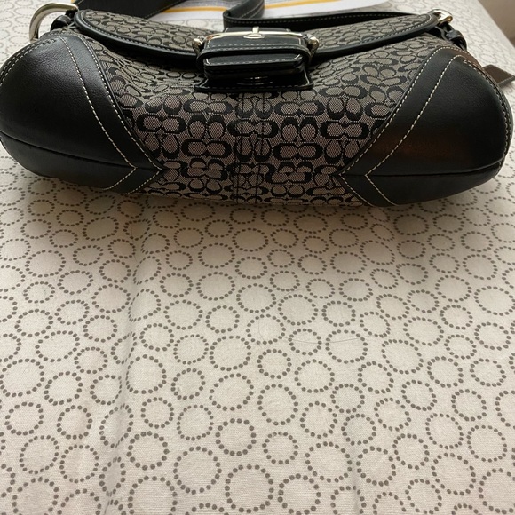 Coach Handbags - EUC AUTHENTIC SIGNATURE JAQUARD COACH BAG.